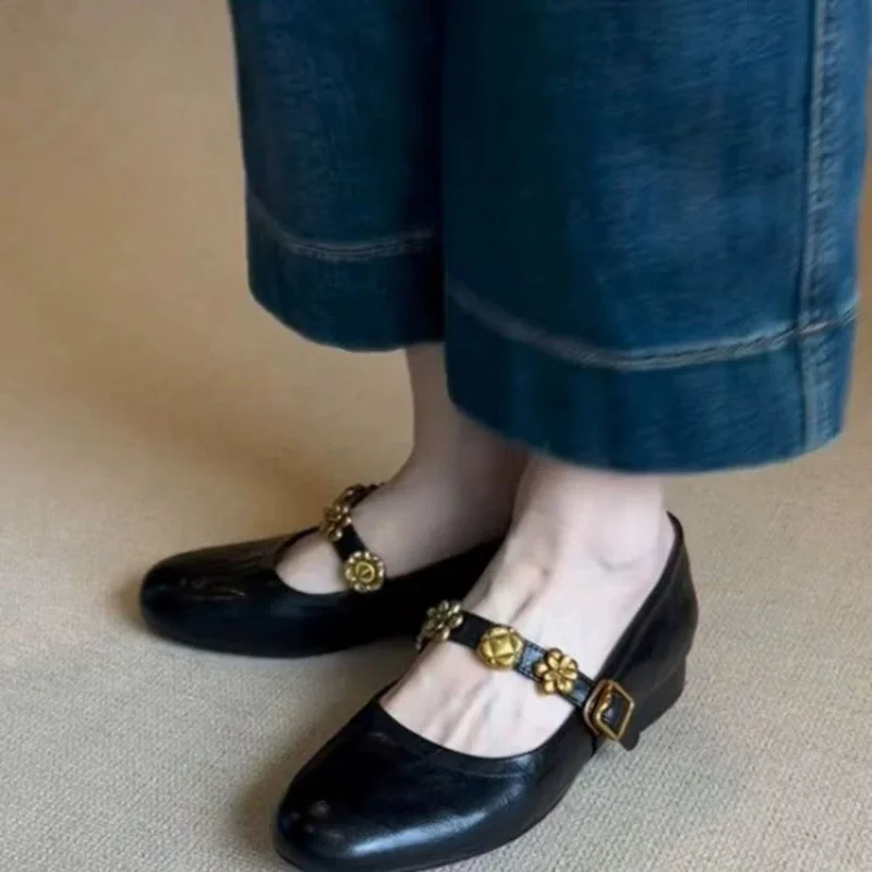 2026 New French Mary Jane Flats Shiny Patent Leather Round Toe Floral Buckle Shoes Women's Versatile Low Heel Pumps for Jeans