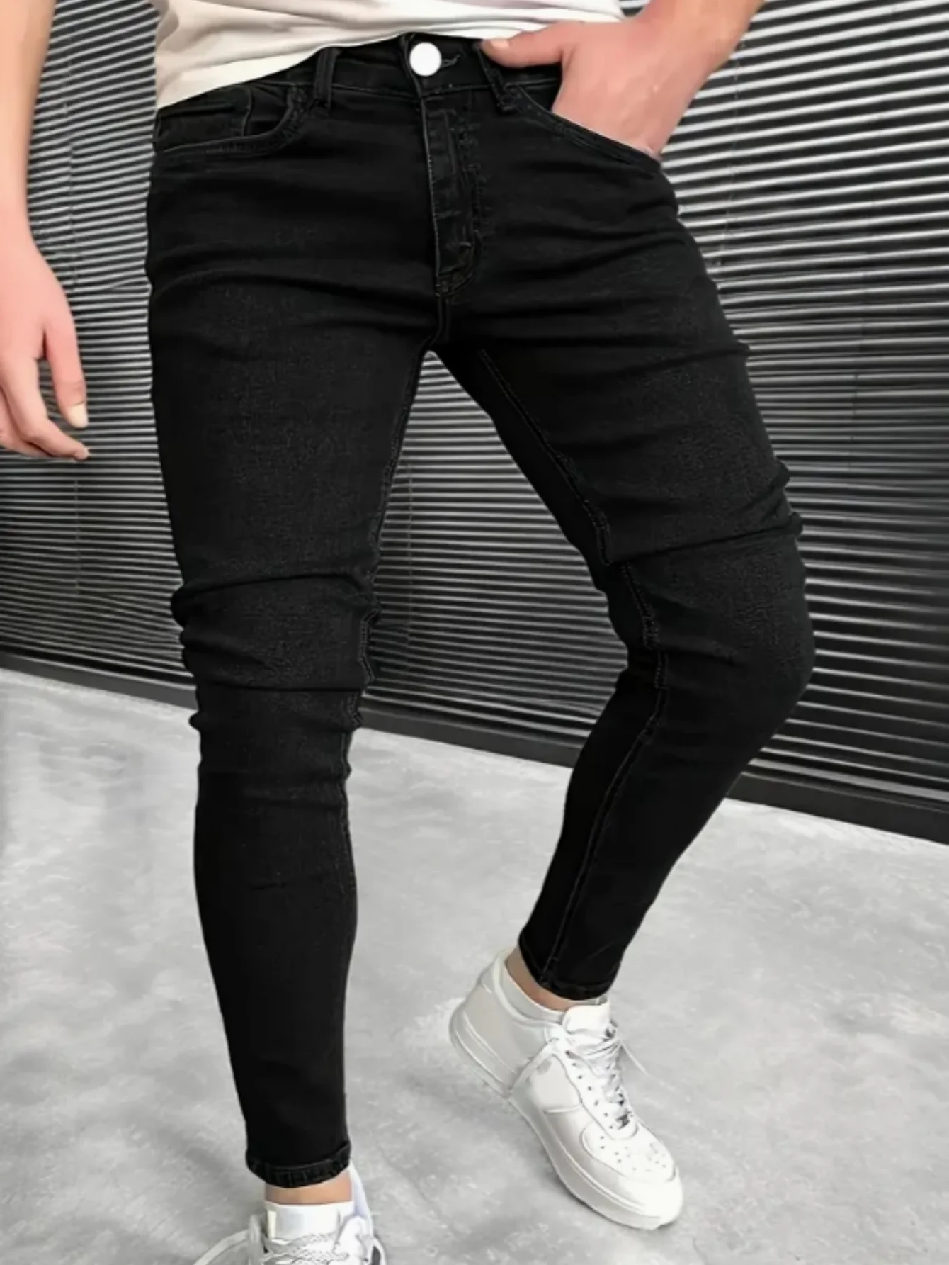 Men’s Slim Fit Black Jeans, Mid-Weight Denim, Tailored Fit for Backyard BBQs to Client Meetings